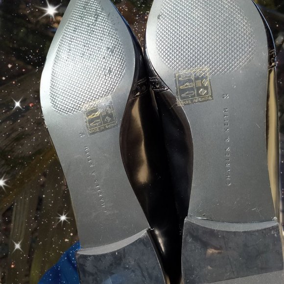 CHARLES&KEITH BLACK FLAT ENAMEL PUMPS - Picture 5 of 5